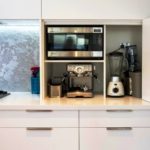 На фото удобное хранение бытовой техники на тесной кухне