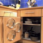 Сковородки и кастрюли логично разместить в нижние шкафчики рядом с плитой и духовым шкафом