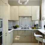 Гарнитур лучше выбирать в светлых тонах, с глянцевым покрытием и зеркальными вставками для создания эффекта объемного пространства