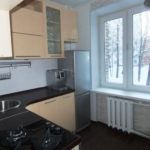 На фото удачное расположение холодильника на маленькой кухне в хрущевке