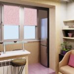 На фото кухня объединенная с балконом