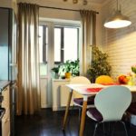 Все, что вам нужно для семейного ужина – это несколько табуреток или стульев из гостиной. Таким образом, у вас появится небольшая столовая прямо посредине кухни