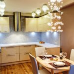 Разное освещение над рабочей и столовой зоной также помогут отделить их визуально друг от друга. Именно такой же прием нужно использовать и в случае с кухней маленькой площади, только подход должен быть более аккуратным, чтобы не привнести в общий интерьер дисбаланс