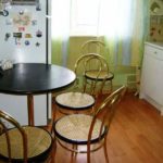 Французское бистро на дому - это небольшой круглый столик с деревянной столешницей, стоящий у окна и пара дизайнерских стульев на высоких ножках — один из самых популярных мебельных трендов для маленьких кухонь