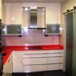 Стеклянные двери на маленькой кухне