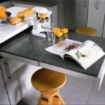 Вряд ли можно выдвижную столешницу как полноценную обеденную зону, но пара тарелок и чашек на ней спокойно разместятся, а значит не потребуется сервировать завтрак в комнате или же заталкивать в себя бутерброды на ходу