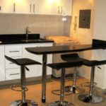 Барная стойка в обеденной зоне маленькой кухни 1