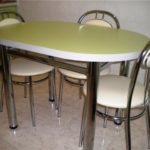 Овальный обеденный стол - самый популярный для маленькой кухни