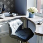 Если у вас хрущевка и подоконник кажется слишком узким, все равно на его основе можно оборудовать полноценную обеденную зону