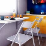 Складные стулья экономят пространство малогабаритной кухни