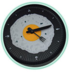 часы с дизайном под яичницу