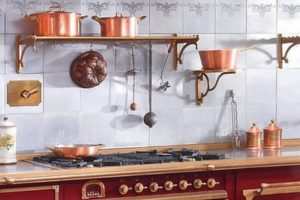 посуда из меди или из латуни в кухне фото