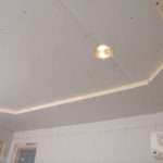 классический многоуровневый потолок в спальне