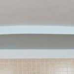 простой узор из гипсокартона на потолке в спальне