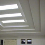 лестница на потолке из гкл в спальне