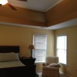 уютная спальня благодаря потолку из гипсокартона