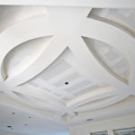 необычная фигура из гипсокартона в спальне