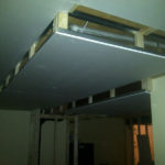 выдвижной потолок из гипсокартона в спальне