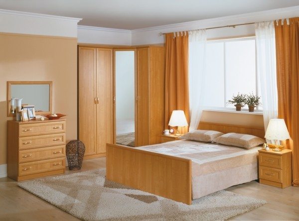 На фото показан вариант расстановки стандартного мебельного гарнитура в спальне.