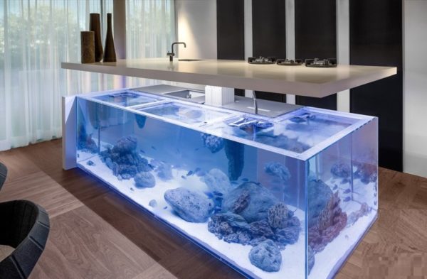 Необычный остров-аквариум на кухне