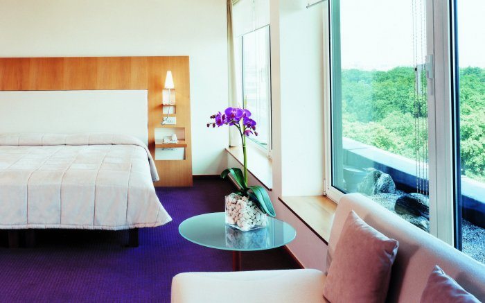 Обратите внимание, какие цветы ставят в спальне, чтобы выделить их из общего фона: фиолетовый пол и фиолетовая орхидея – идеальный дуэт.