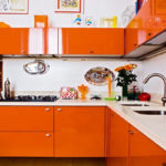 Интерьер кухни в оранжевом цвете фото