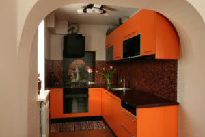 Интерьер кухни в оранжевом цвете фото