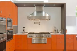 Интерьер кухни в оранжевом цвете фото