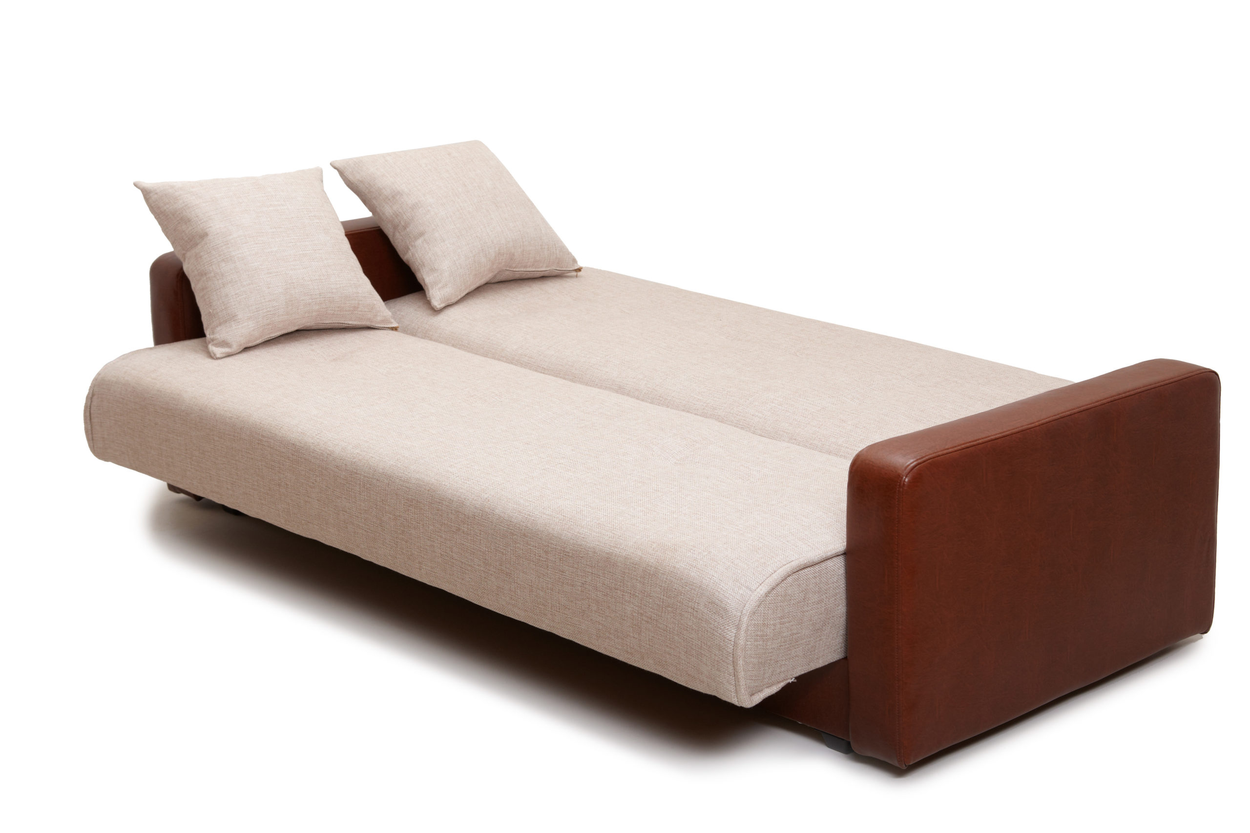 Деревянный диван с мягкими подушками