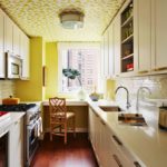 Обои на потолке выглядят необычно, но помните, для этих целей желательно покупать водостойкий вариант