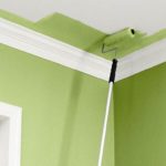 Окрашивание потолка с помощью валика