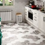 Керамическая плитка - удобный и практичный вариант напольного покрытия для кухни