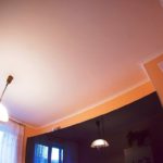 Окрашенный потолок на кухне
