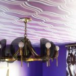 Обои на потолке кухни