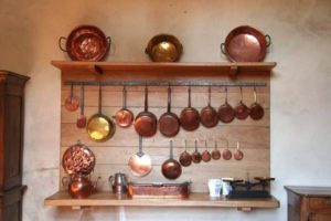 посуда из меди или из латуни в кухне фото