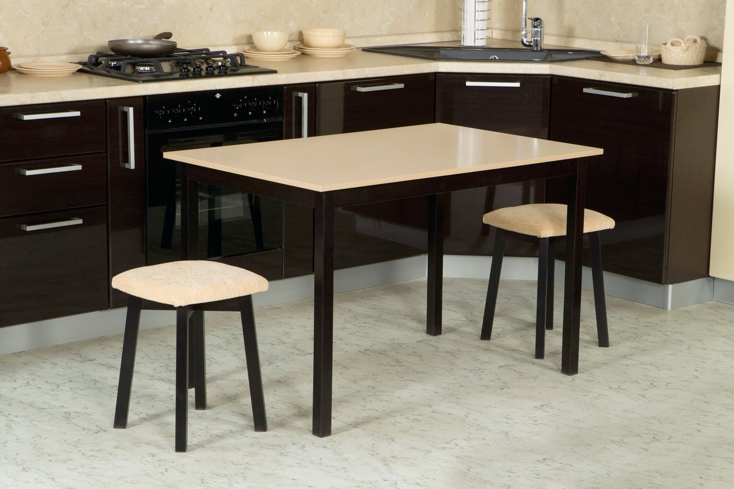 Кухонные столы и стулья классические