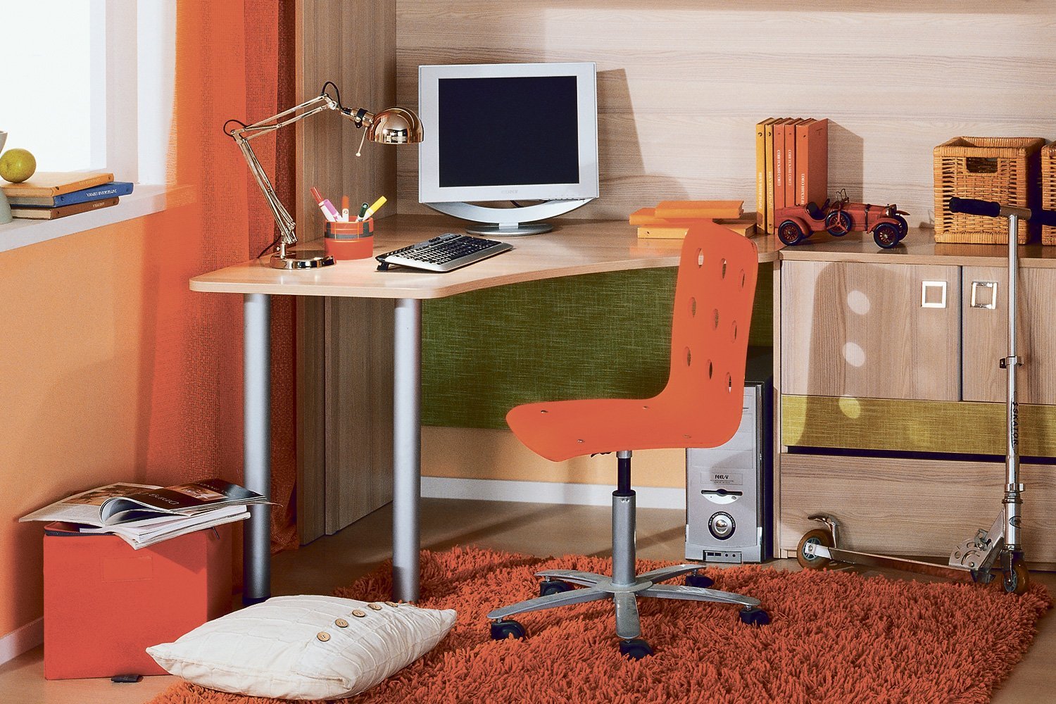 письменный стол со стулом для школьника для дома