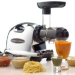 Шнековая соковыжималка очень напоминает по устройству и принципу действия мясорубку