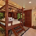 бамбуковая кровать в спальне