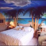 пальмы возле изголовья кровати в спальне