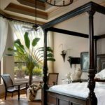 пальма растущая посередине спальни