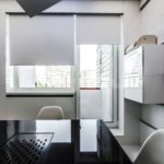 Рулонные шторы на кухне с балконом в стиле минимализм