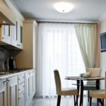 Легкие ткани с добавлением синтетики больше всего подходят для кухни с балконом