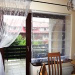 Для кухни с балконом оптимальны прозрачные, легкие шторы