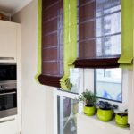 Рулонные шторы - один из подходящих вариантов для кухни с балконной дверью