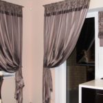 Рисунок на шторах для кухонного балкона должен подчеркивать общую идею оформления интерьера