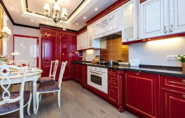 Столешница темного цвета на бело-красной кухне